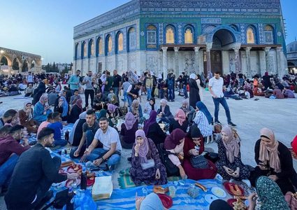 افطار الصائمين في باحات المسجد الأقصى