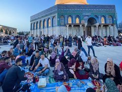 افطار الصائمين في باحات المسجد الأقصى
