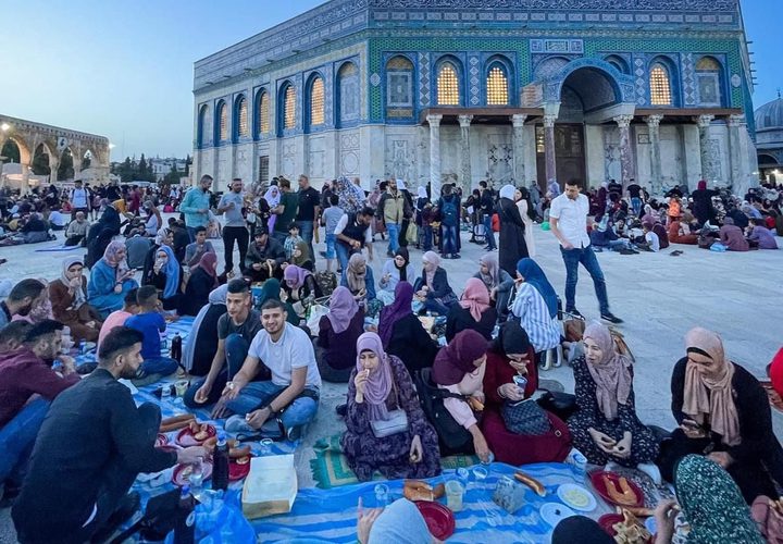 افطار الصائمين في باحات المسجد الأقصى
