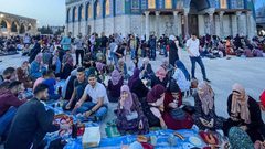 افطار الصائمين في باحات المسجد الأقصى