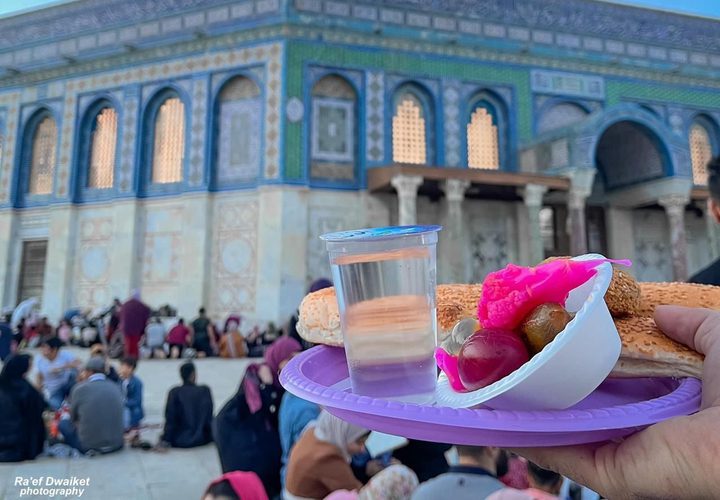افطار الصائمين في باحات المسجد الأقصى