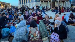 افطار الصائمين في باحات المسجد الأقصى