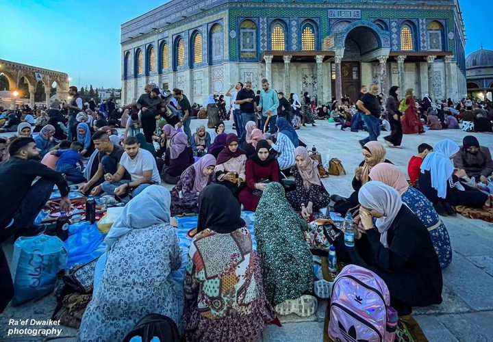 افطار الصائمين في باحات المسجد الأقصى