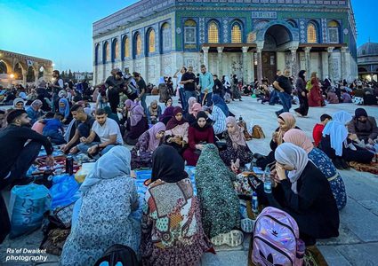 افطار الصائمين في باحات المسجد الأقصى