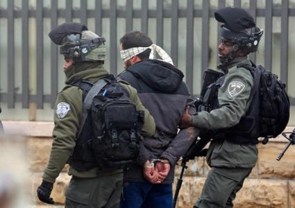 قوات الاحتلال تعتقل شابا من باب الأسباط بالقدس المحتلة