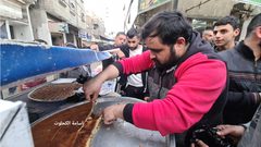 اقبال على حلوى الكنافة والنمورة في رمضان ..من سوق دير البلح