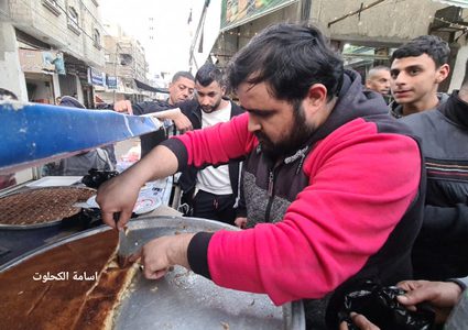 اقبال على حلوى الكنافة والنمورة في رمضان ..من سوق دير البلح