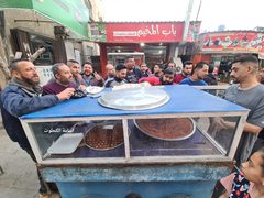 اقبال على حلوى الكنافة والنمورة في رمضان ..من سوق دير البلح