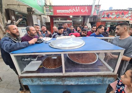 اقبال على حلوى الكنافة والنمورة في رمضان ..من سوق دير البلح