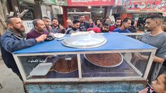 اقبال على حلوى الكنافة والنمورة في رمضان ..من سوق دير البلح