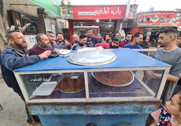 اقبال على حلوى الكنافة والنمورة في رمضان ..من سوق دير البلح