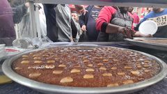 اقبال على حلوى الكنافة والنمورة في رمضان ..من سوق دير البلح
