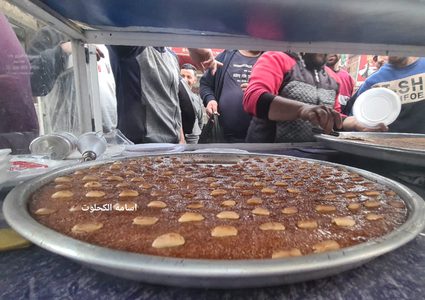 اقبال على حلوى الكنافة والنمورة في رمضان ..من سوق دير البلح