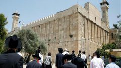 مئات المستوطنين يقتحمون الحرم الإبراهيمي ويؤدون طقوسا تلمودية