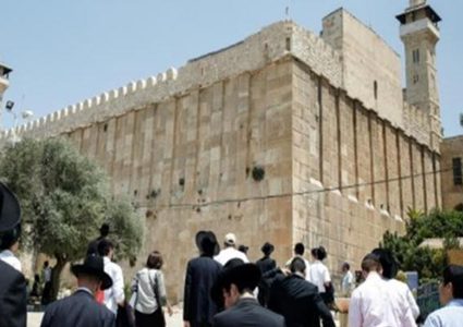 مئات المستوطنين يقتحمون الحرم الإبراهيمي ويؤدون طقوسا تلمودية