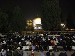 50 الف مصل أدوا صلاتي العشاء والتراويح في رحاب المسجد الأقصى المبارك