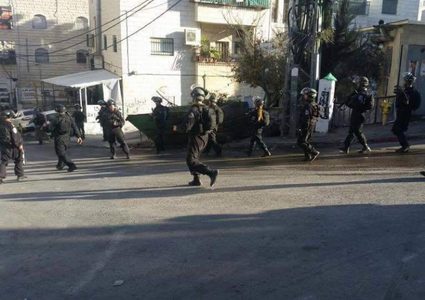 قوات الاحتلال تقتحم باب الزاوية وسط الخليل