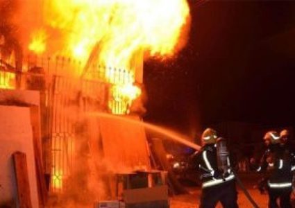 إصابة ثلاثة أطفال جراء حريق في منزلهم بقراوة بني زيد