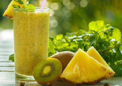 عصير الكيوي والأناناس