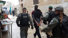 الاحتلال يعتقل معلم مدرسة وثلاثة من طلبته في القدس
