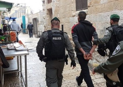 الاحتلال يعتقل معلم مدرسة وثلاثة من طلبته في القدس