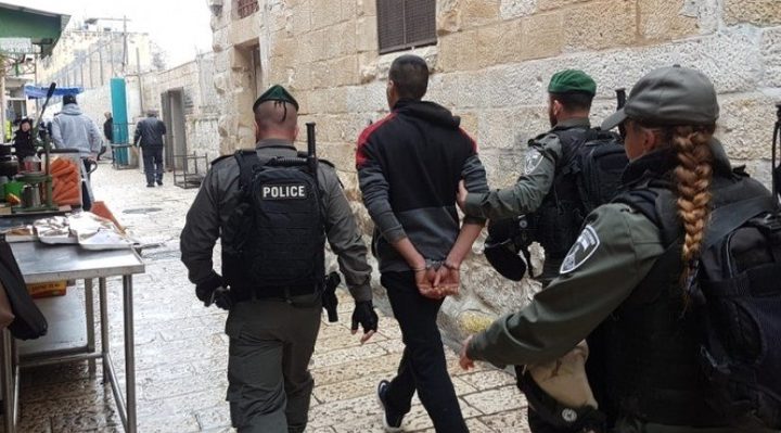 الاحتلال يعتقل معلم مدرسة وثلاثة من طلبته في القدس