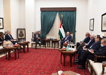 الرئيس عباس يلتقي المبعوث الأممي ويبحثان الأوضاع في الأقصى