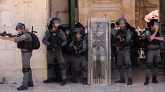 مستوطنون يعتدون على مواطنين بالقطار الخفيف في القدس