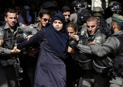 الاحتلال يعتقل فتاة من حي الشيخ جراح
