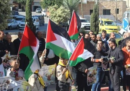 وقفة دعم وإسناد للأسرى وسط مدينة أريحا
