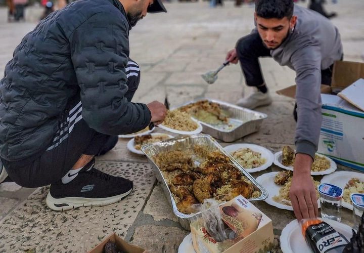 الإفطار في ساحات المسجد الأقصى المبارك.