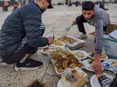 الإفطار في ساحات المسجد الأقصى المبارك.