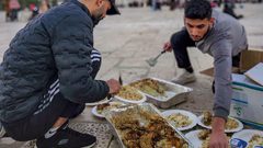 الإفطار في ساحات المسجد الأقصى المبارك