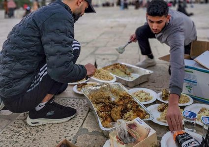 الإفطار في ساحات المسجد الأقصى المبارك