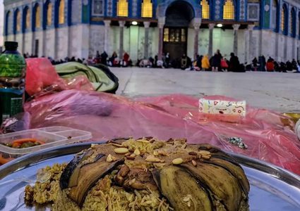 الإفطار في ساحات المسجد الأقصى المبارك.