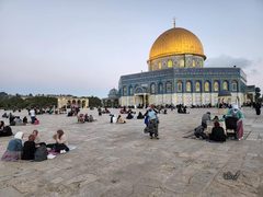 الإفطار في ساحات المسجد الأقصى المبارك.