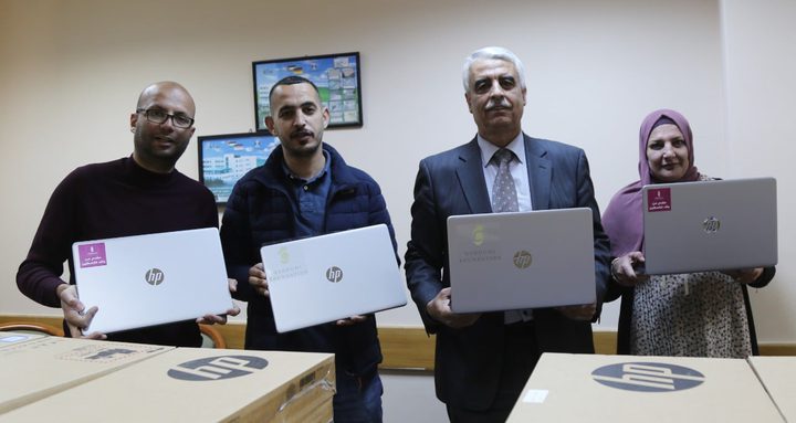 "التربية" تتسلم أجهزة حواسيب لدعم مشاركة فلسطين في دراسة "بيزا"
