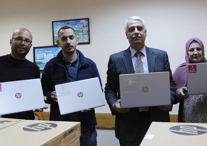 "التربية" تتسلم أجهزة حواسيب لدعم مشاركة فلسطين في دراسة "بيزا"