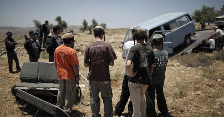 مستوطنون يغلقون طريق قلقيلة - نابلس