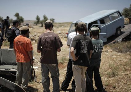 مستوطنون يغلقون طريق قلقيلة - نابلس