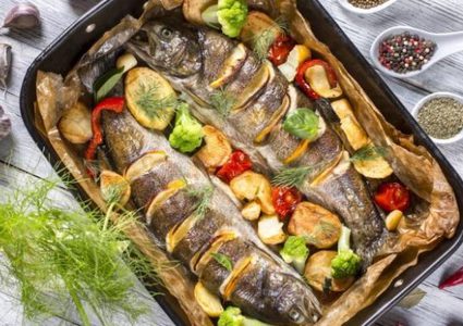 صينية سمك بالخضار بالفرن