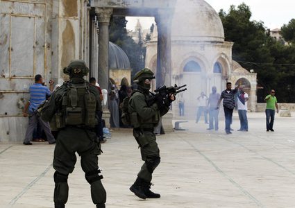 31 إصابة بينها اثنتان حرجتان إثر اعتداء قوات الاحتلال على المعتكفين في الأقصى
