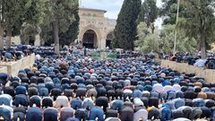 150 الف مصل ادوا اليوم صلاة الجمعة في المسجد الاقصى