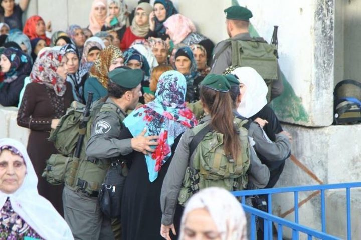 آلاف المواطنين يحاولون الوصول للقدس لأداء الجمعة الثالثة من رمضان في "الأقصى "