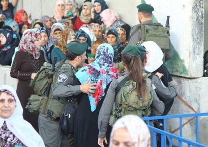 آلاف المواطنين يحاولون الوصول للقدس لأداء الجمعة الثالثة من رمضان في "الأقصى "