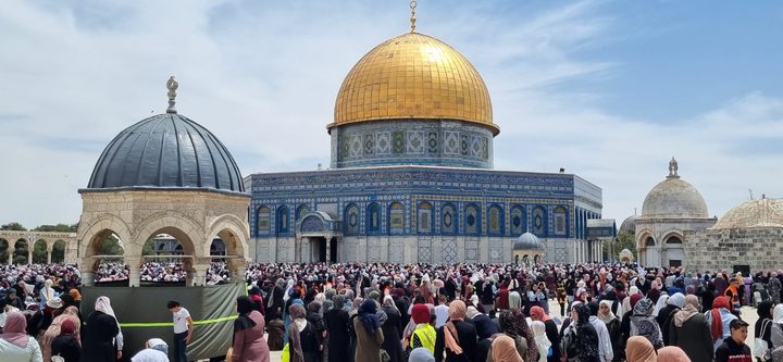 150 الف مصل أدوا اليوم صلاة الجمعة في المسجد الاقصى