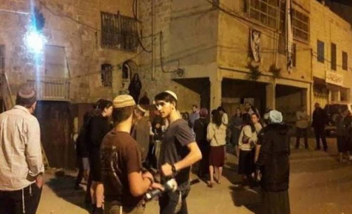 مستوطنون يعتدون على المواطنين في البلدة القديمة من الخليل