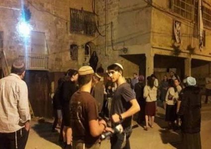 مستوطنون يعتدون على المواطنين في البلدة القديمة من الخليل