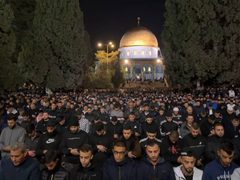 آلاف المصلين يؤدون صلاة فجر اليوم الجمعة 21 من رمضان في ساحات المسجد الأقصى المبارك