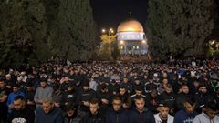آلاف المصلين يؤدون صلاة فجر اليوم الجمعة 21 من رمضان في ساحات المسجد الأقصى المبارك